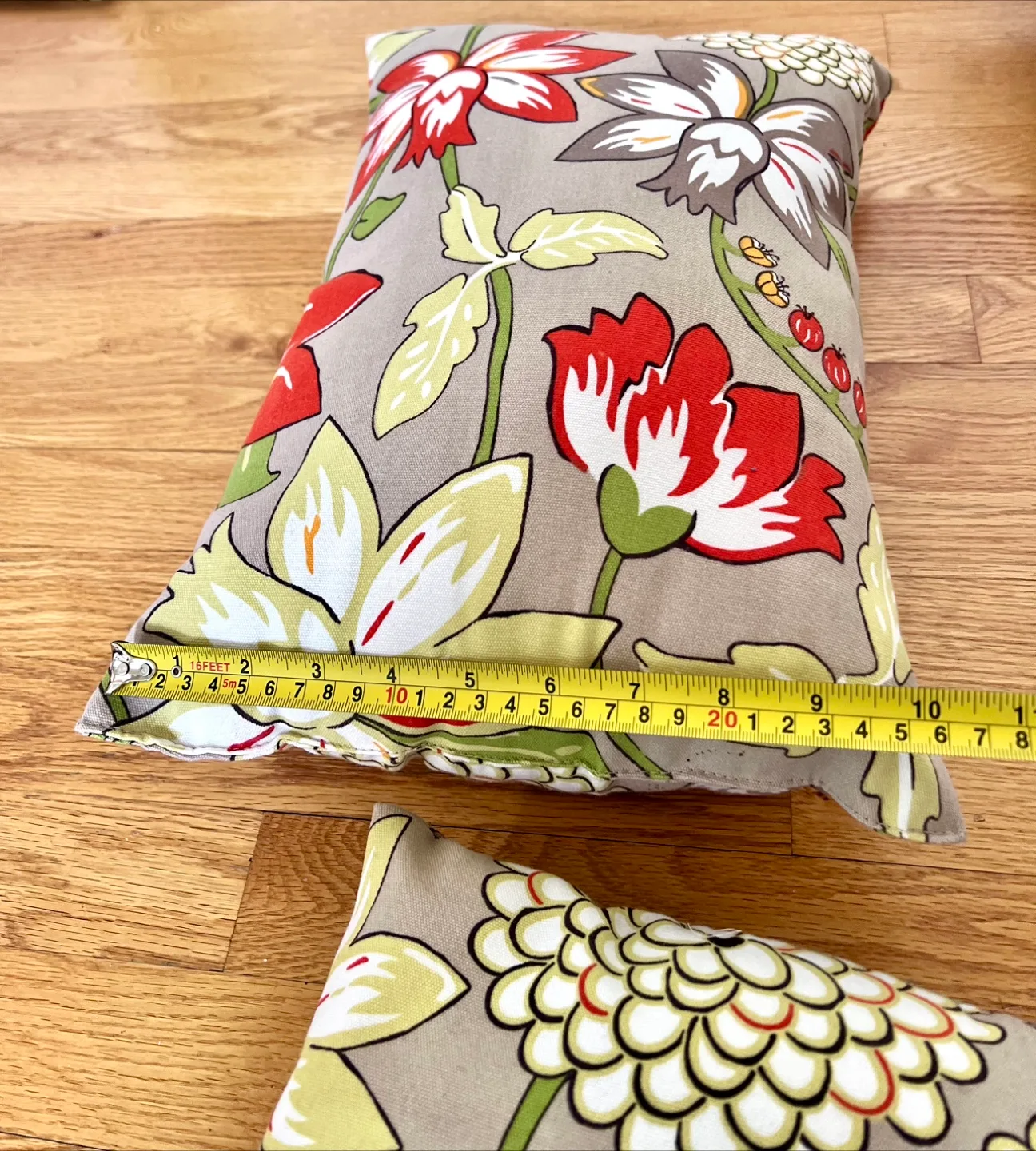 Outdoor/indoor chair cushion and 2 pillow cushions image indicator(6)