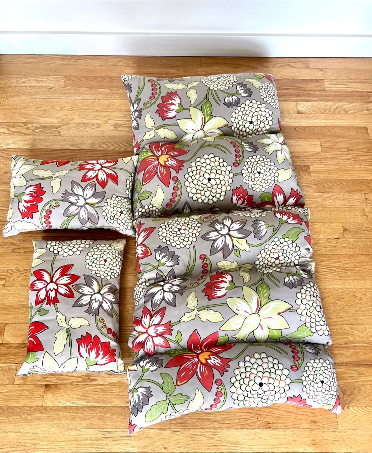 Outdoor/indoor chair cushion and 2 pillow cushions thumbnail