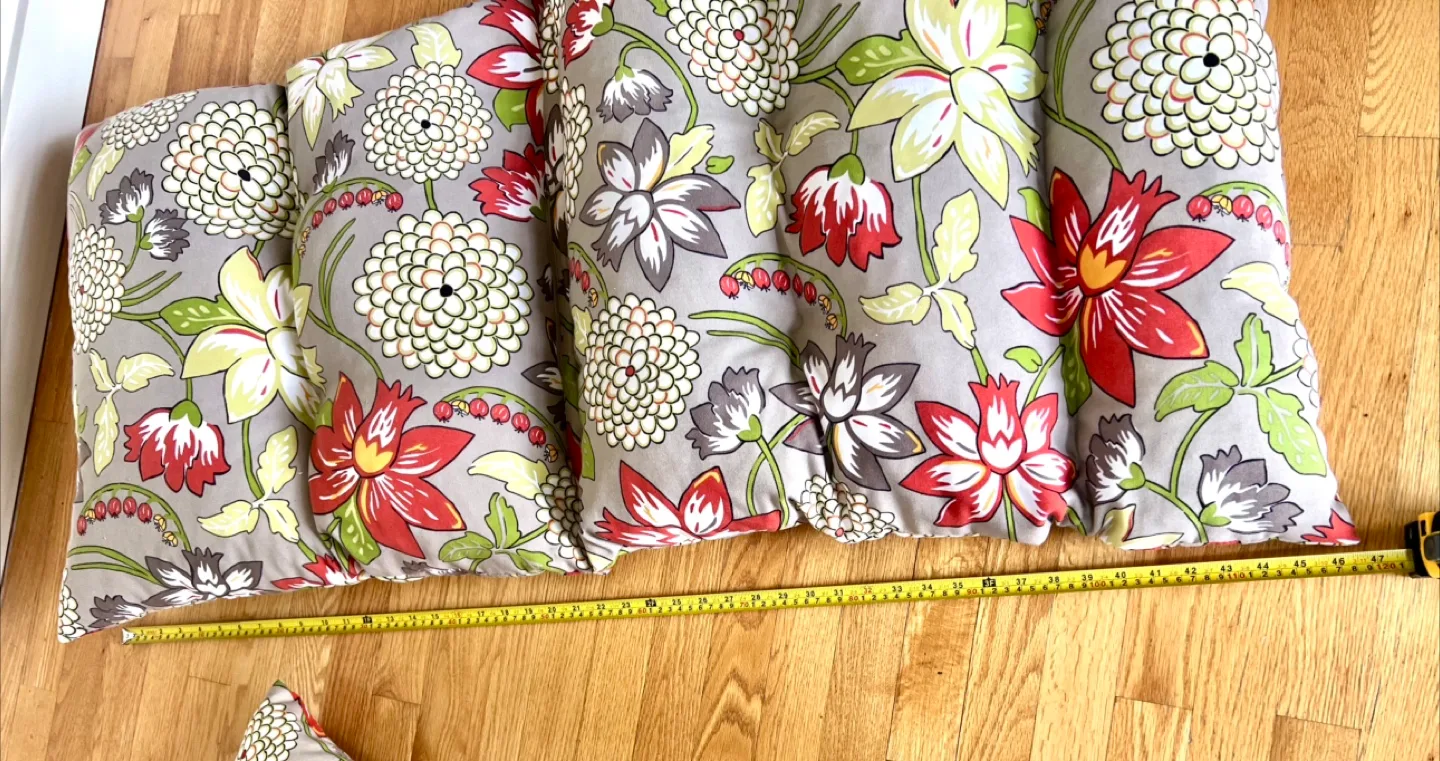 Outdoor/indoor chair cushion and 2 pillow cushions image indicator(7)