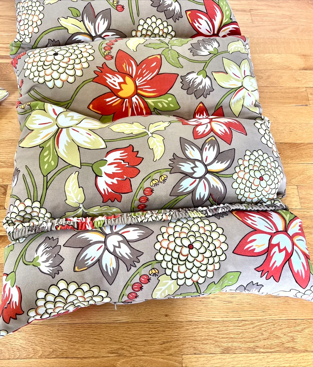 Outdoor/indoor chair cushion and 2 pillow cushions image indicator(10)