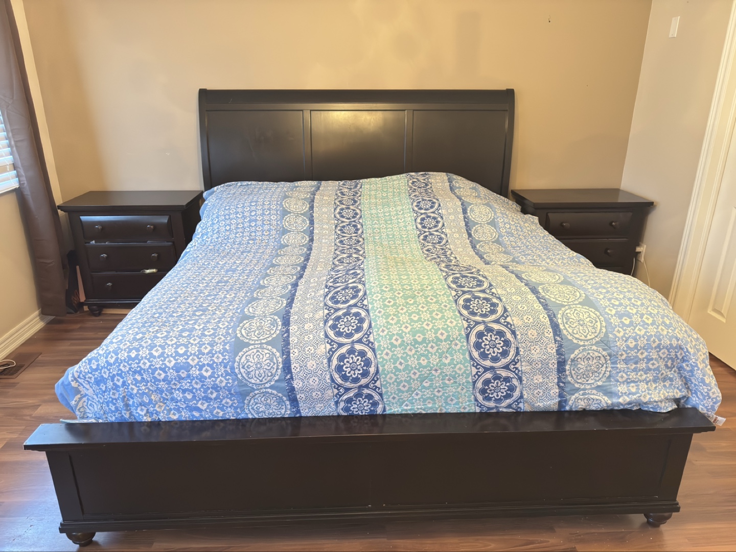 King Size Bedroom Set - Dark Brown Sleigh Bed, Two Nightstands