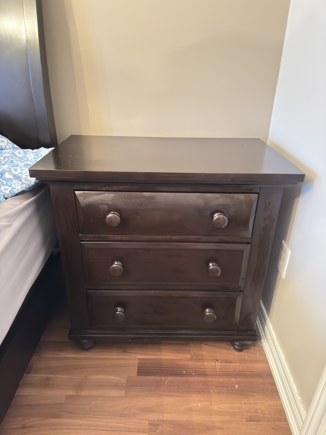 King Size Bedroom Set - Dark Brown Sleigh Bed, Two Nightstands - photo 3