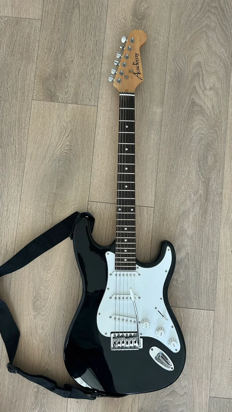 Academy GP-15 Guitar Amplifier and Electric Guitar Package thumbnail