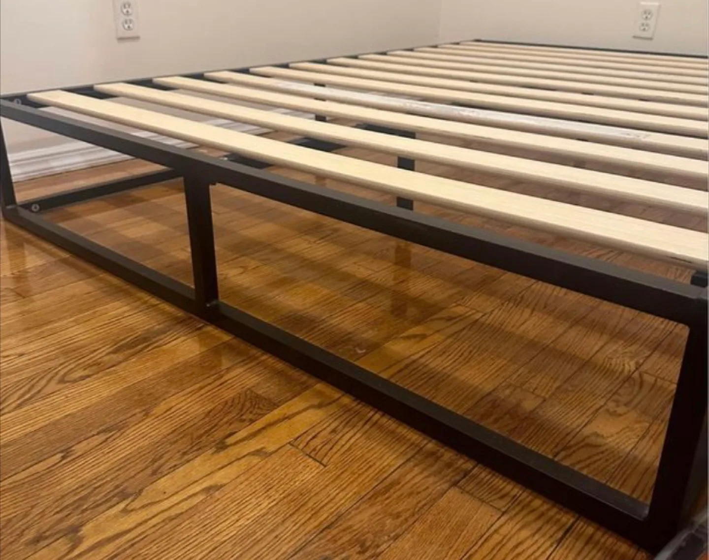 Queen Size Metal Platform Bed Frame image indicator(2)