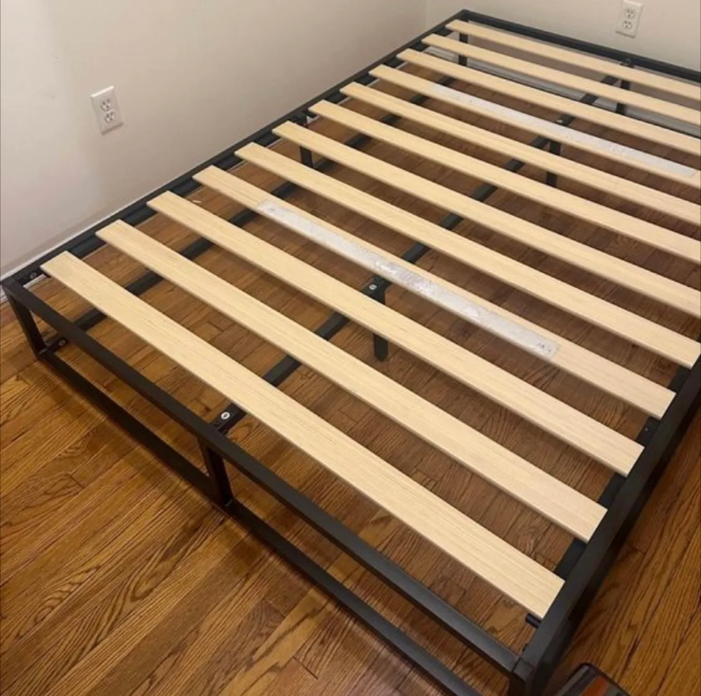 Queen Size Metal Platform Bed Frame image indicator(3)