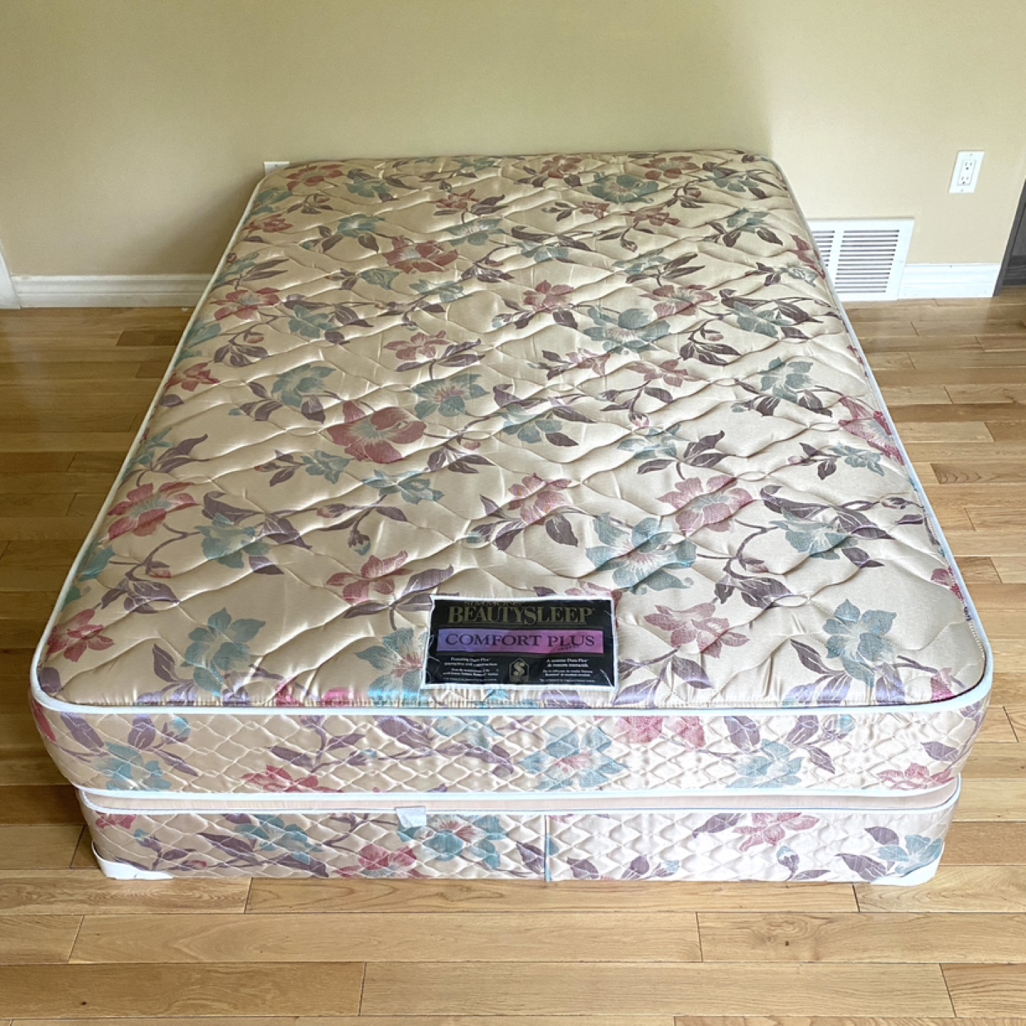 Full / Double Size Simmons Mattress Set - Pristine (CAN DELIVER)