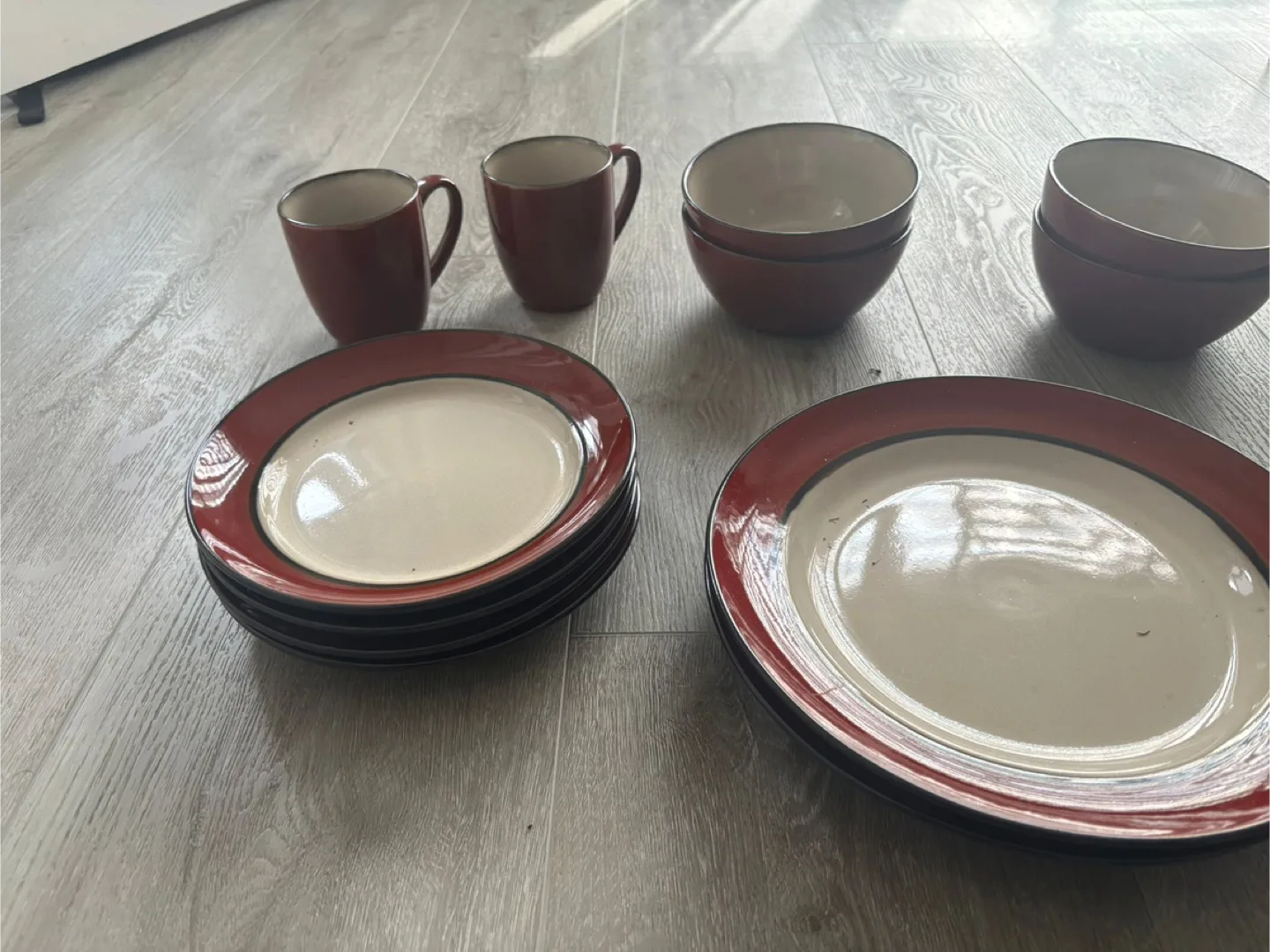 Red and Beige Dinnerware Set thumbnail