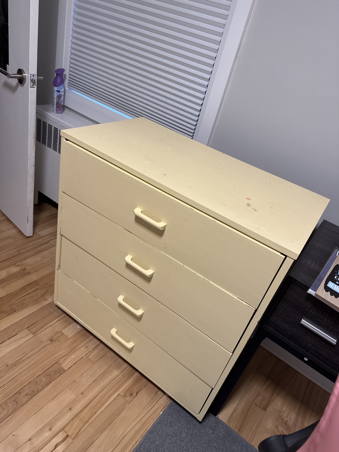 Vintage Four-Drawer Dresser - Pale Yellow - photo 4