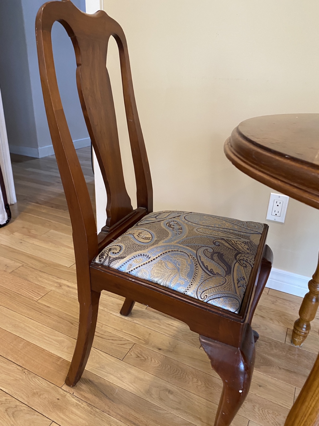 Beautiful Vintage Wood Dining Table with 2  Chairs (CAN DELIVER) - photo 5