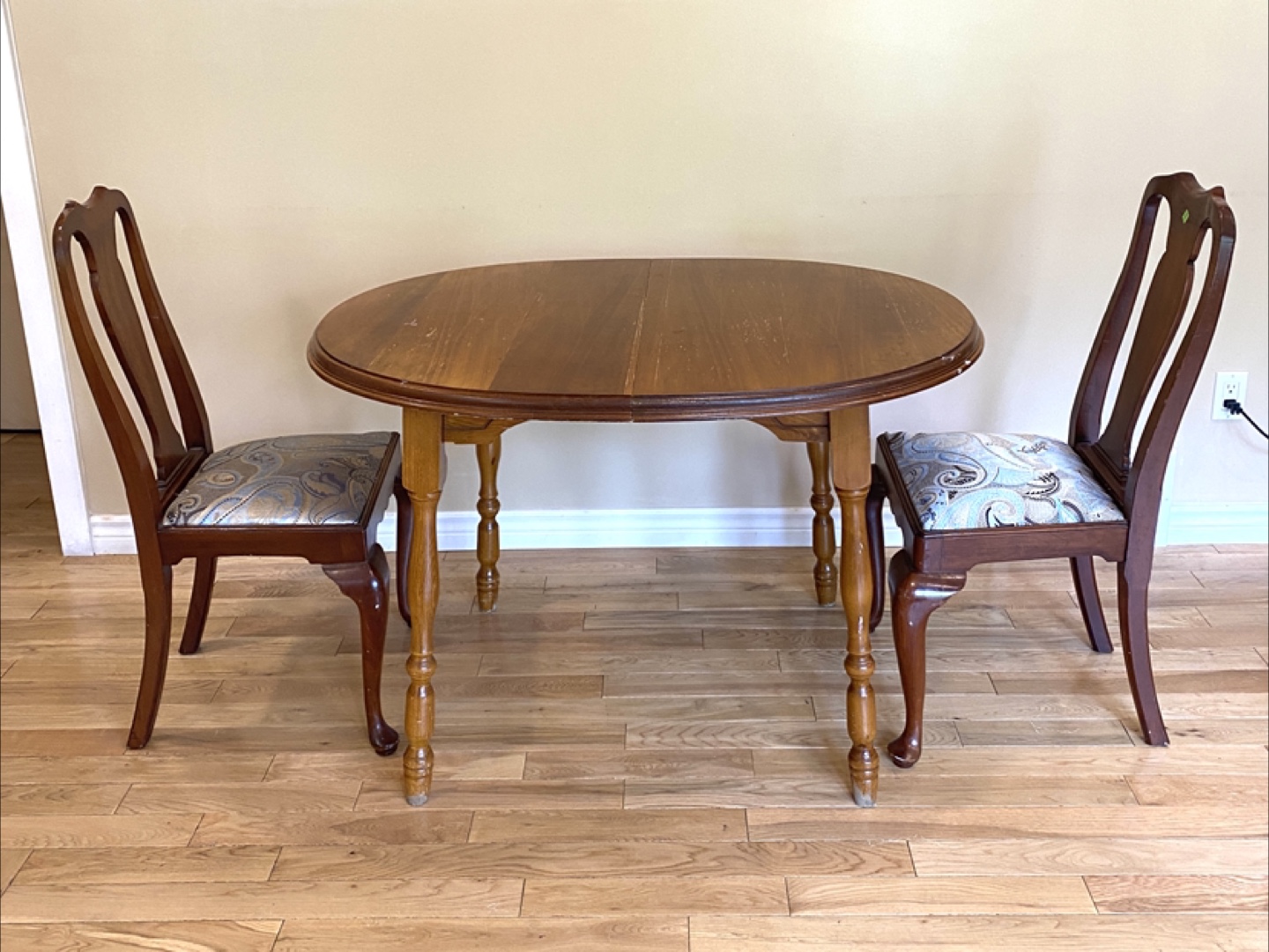 Beautiful Vintage Wood Dining Table with 2  Chairs (CAN DELIVER) - photo 2