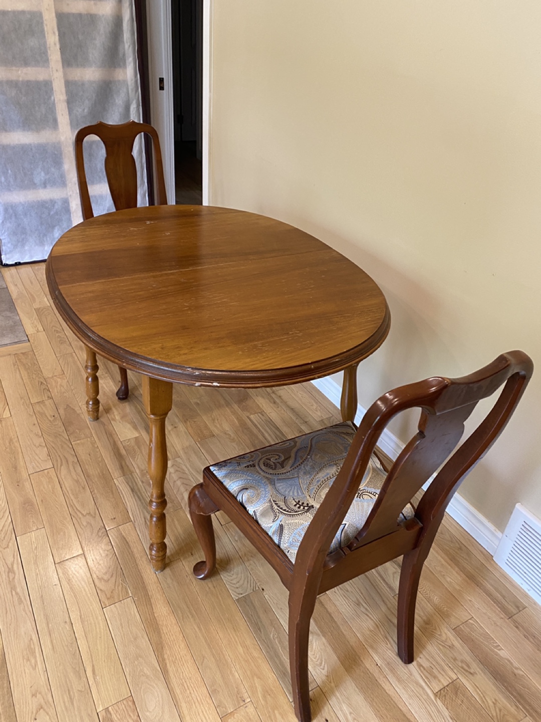 Beautiful Vintage Wood Dining Table with 2  Chairs (CAN DELIVER)