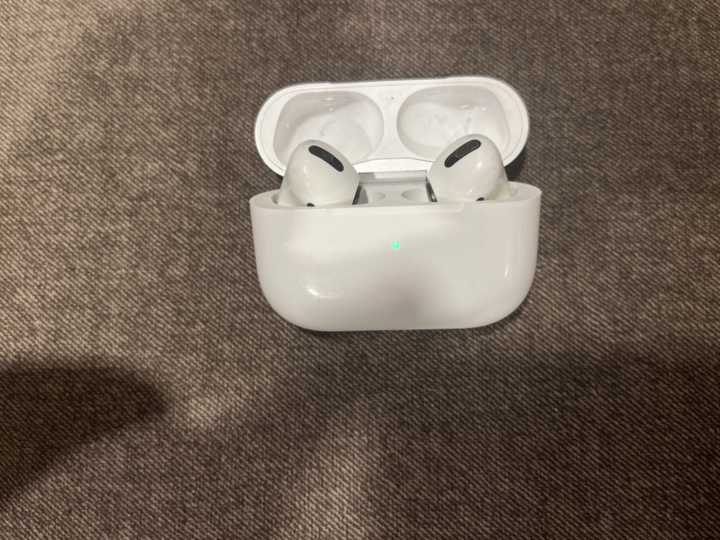 Apple AirPods Pro (2nd Generation) with Charging Case - photo 3