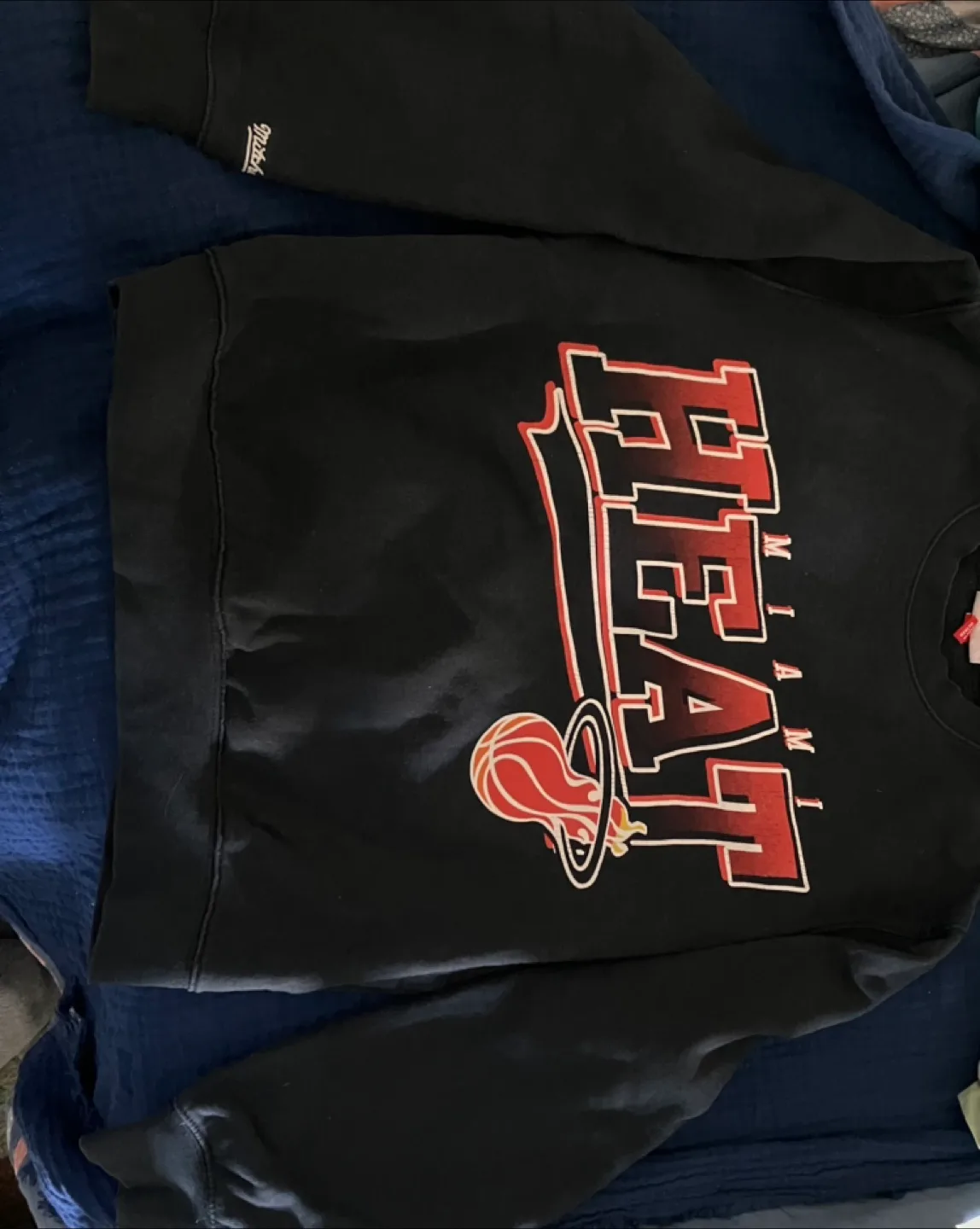 Mitchell & Ness Miami Heat Crewneck Sweatshirt image indicator(3)