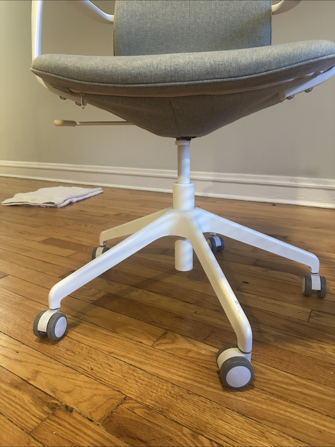 IKEA LÅNGFJÄLL Grey Office Chair with White Base - photo 3