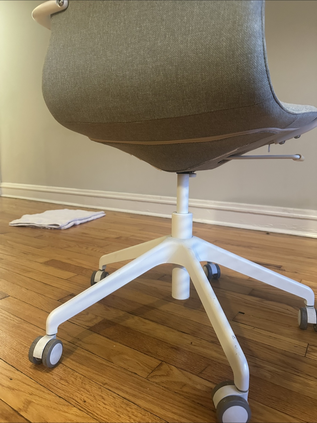 IKEA LÅNGFJÄLL Grey Office Chair with White Base - photo 4