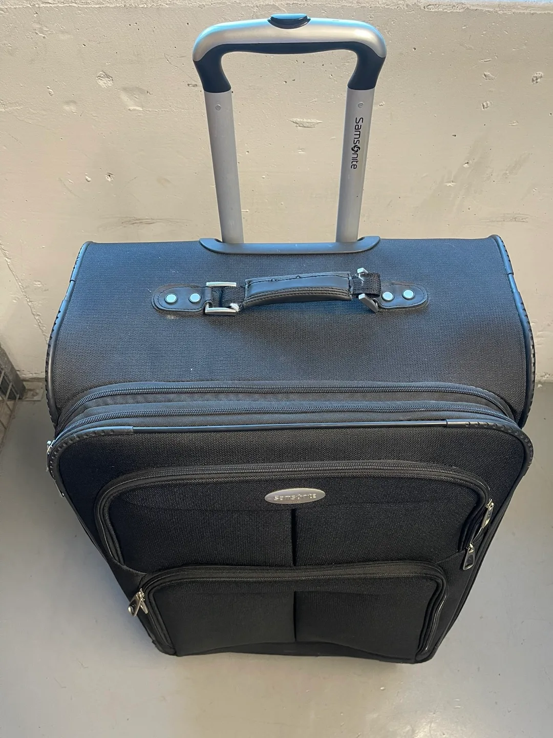 Samsonite Large Black Suitcase image indicator(2)