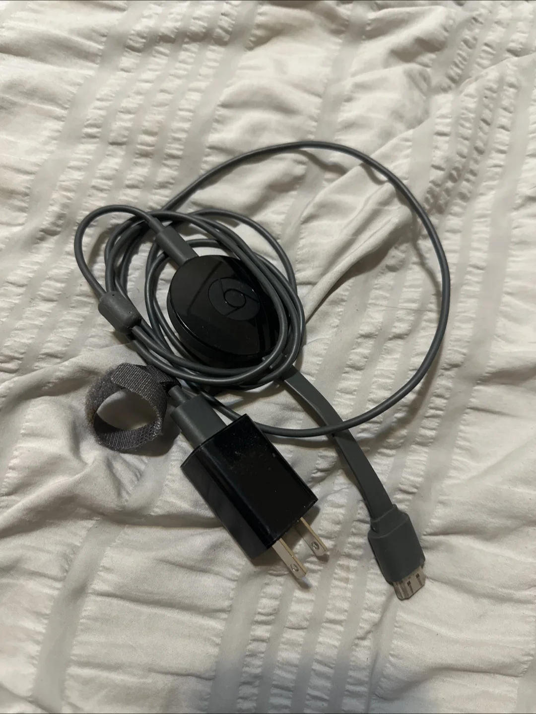 Element 40 inch TV with Chromecast image indicator(2)