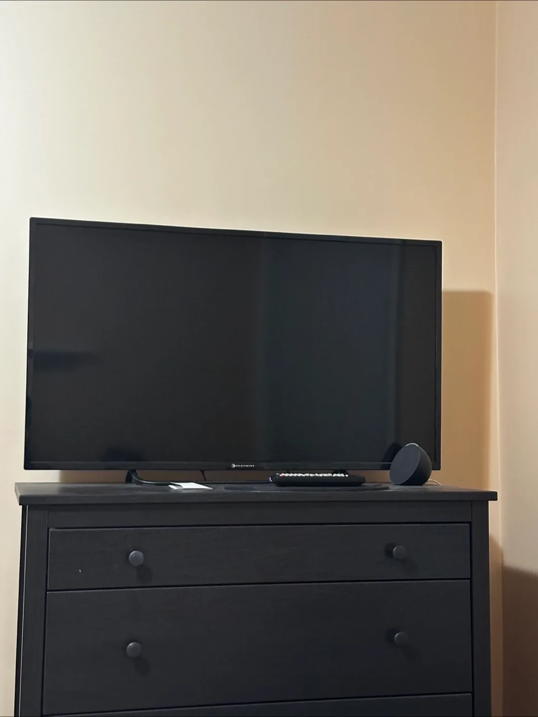 Element 40 inch TV with Chromecast image indicator(5)
