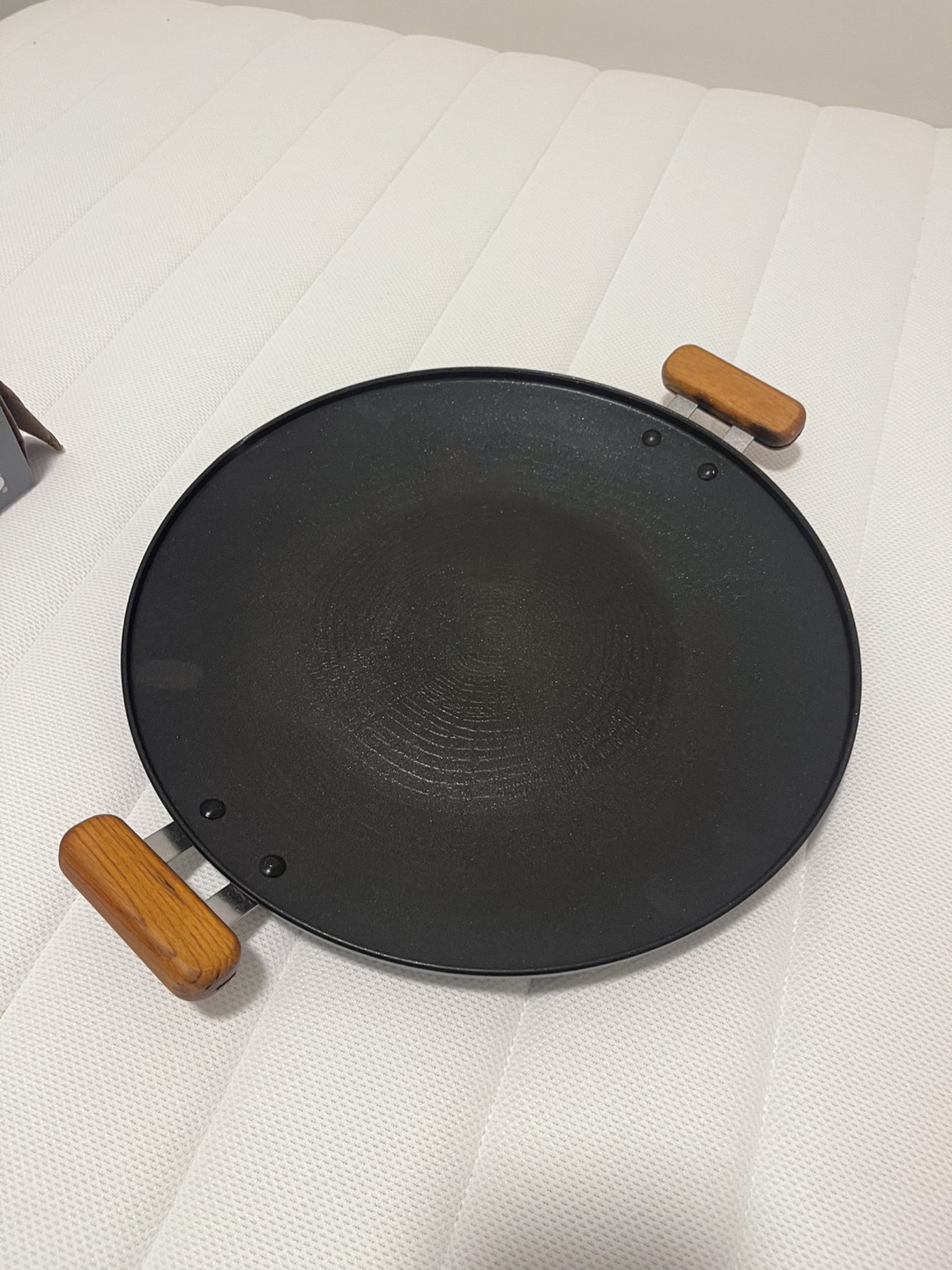 Large griddle with Wooden Handles