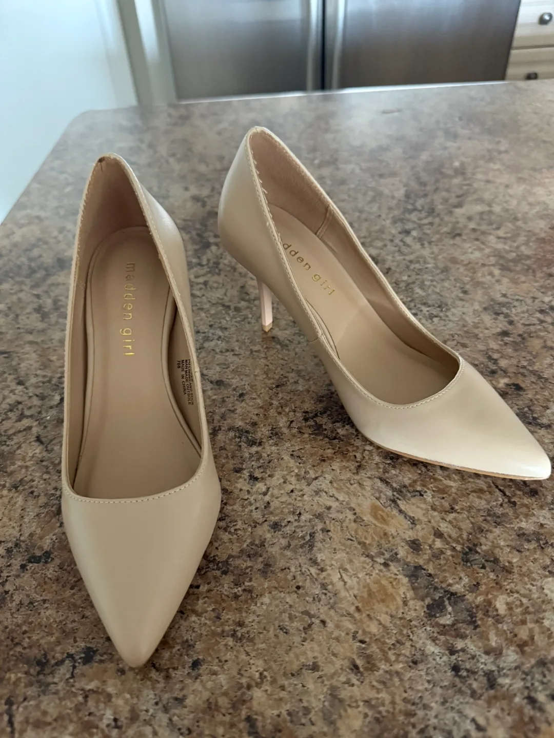 Beige Pointed-Toe Heels (5.5) thumbnail