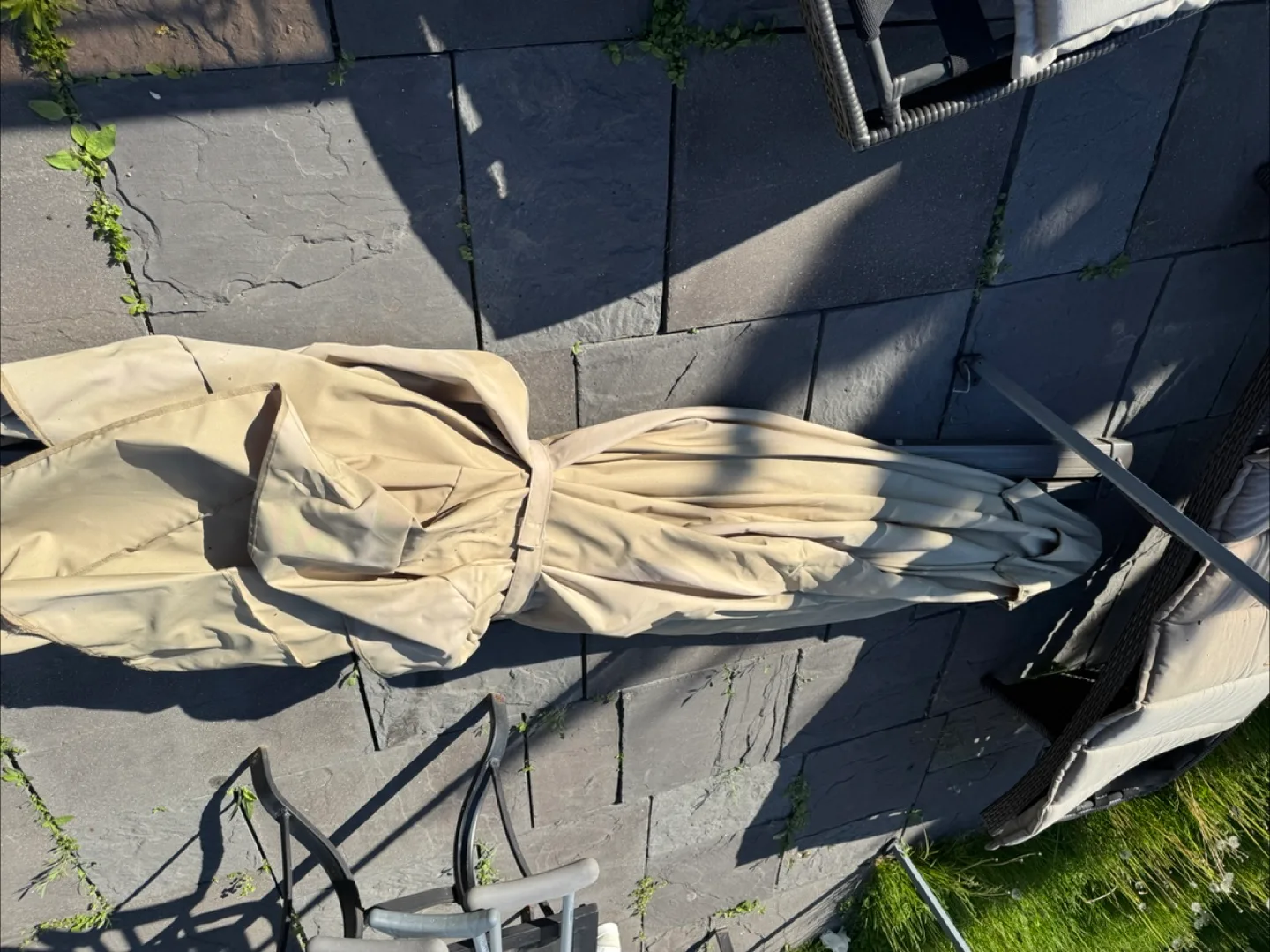 Patio Umbrella - Beige Cantilever read the description image indicator(2)