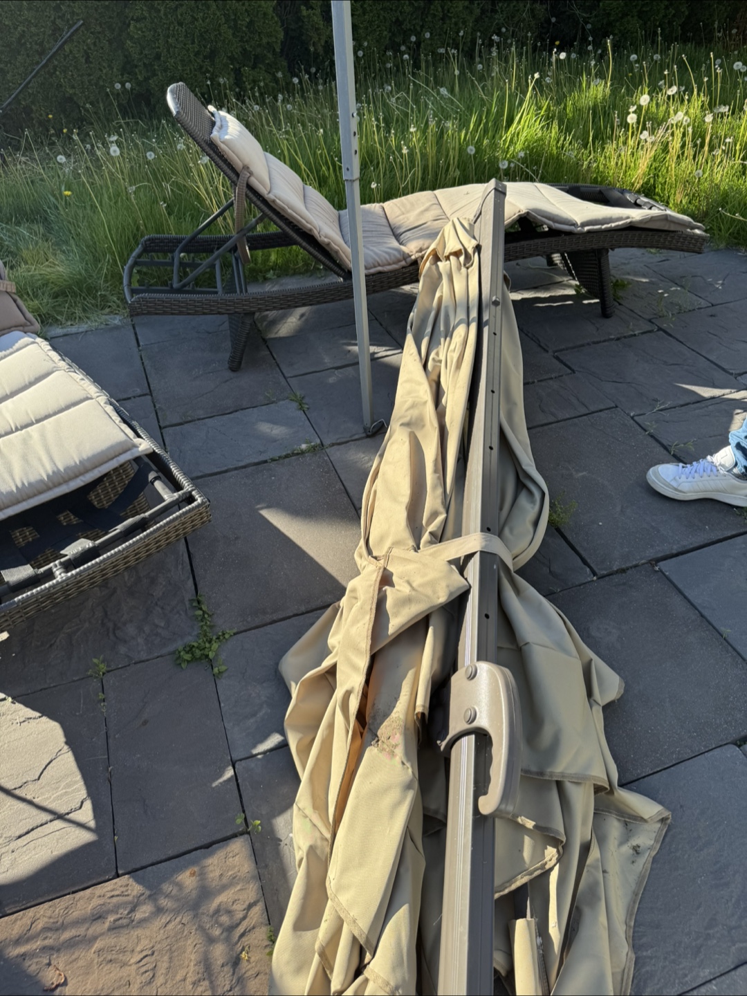 Patio Umbrella - Beige Cantilever read the description