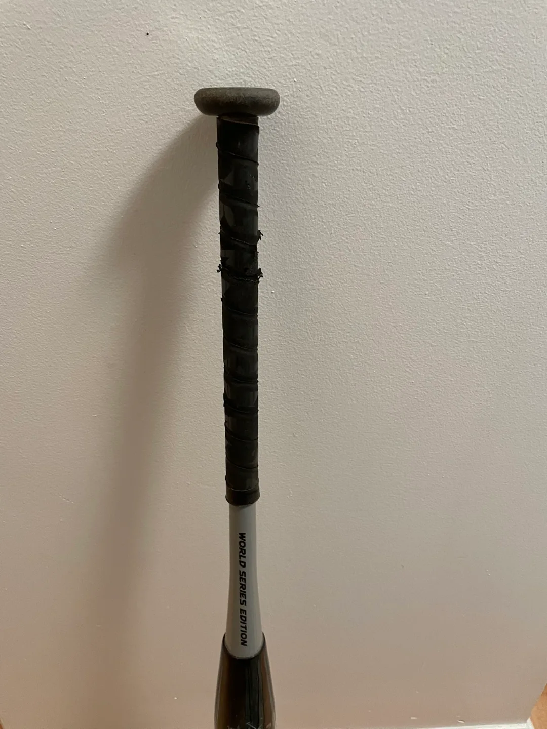 Mikasa World Series Edition 34" 28 oz Softball Bat image indicator(2)