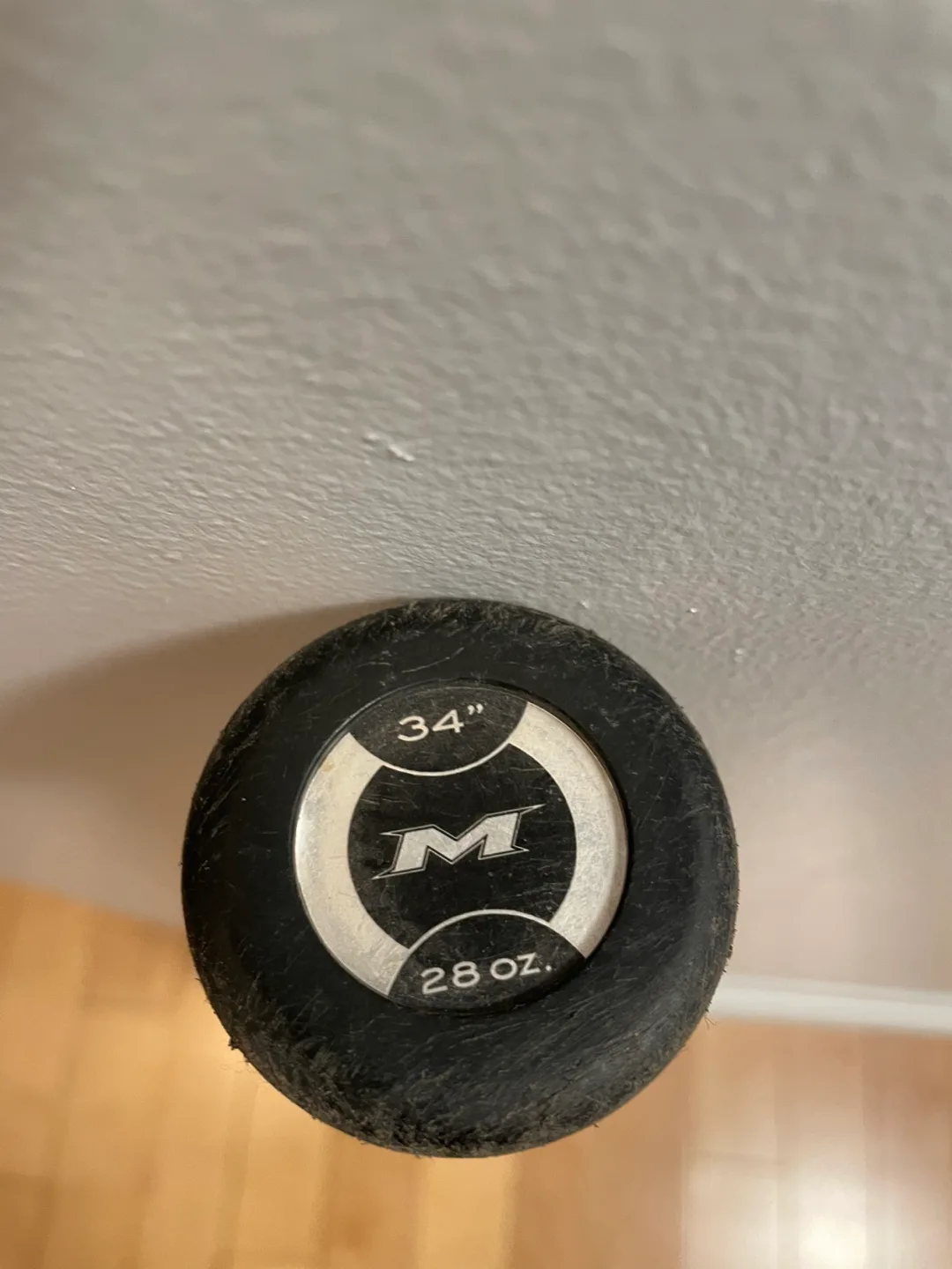 Mikasa World Series Edition 34" 28 oz Softball Bat image indicator(3)