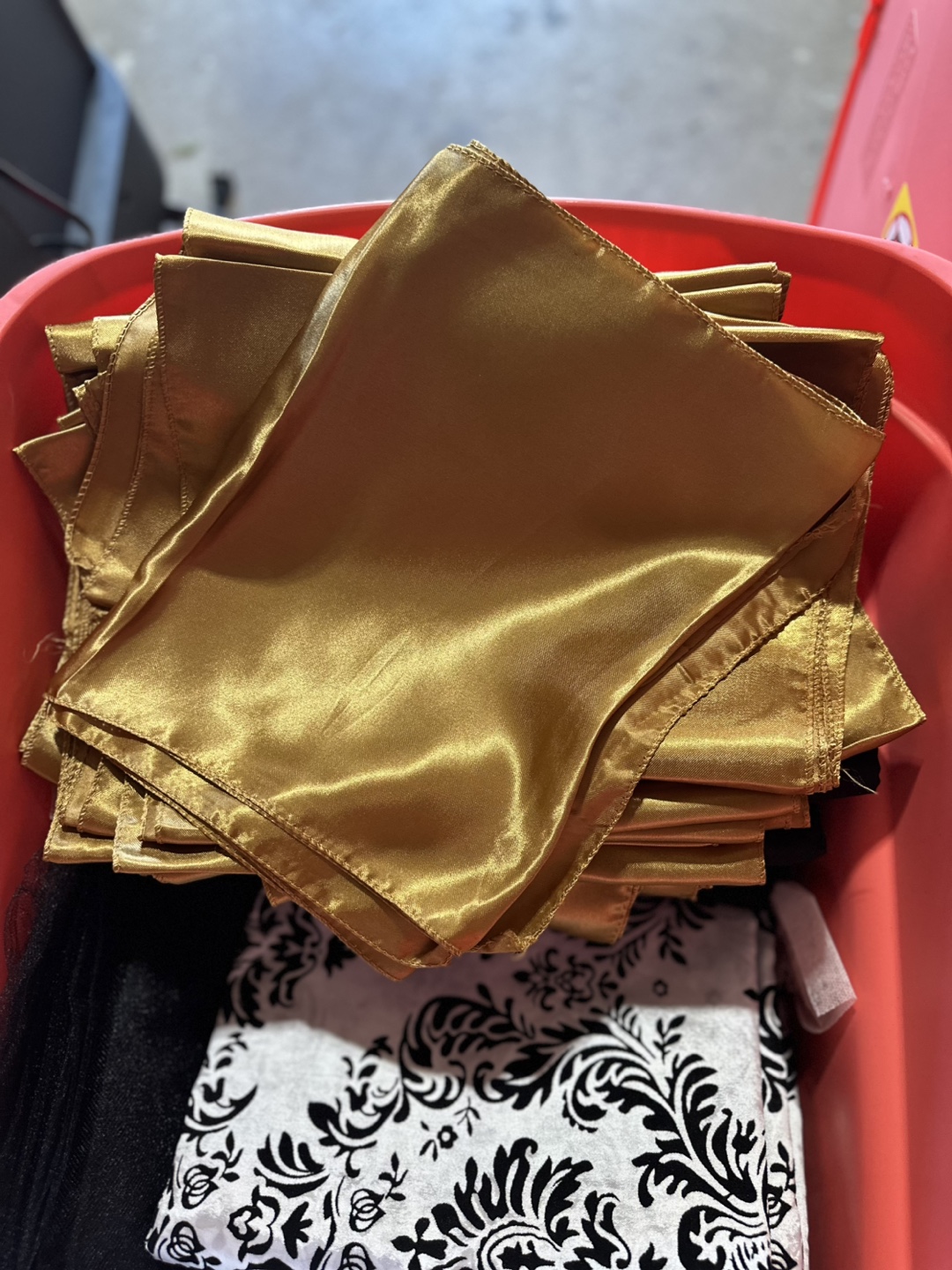 Lot of 11 Gold Satin Table Runners - photo 3
