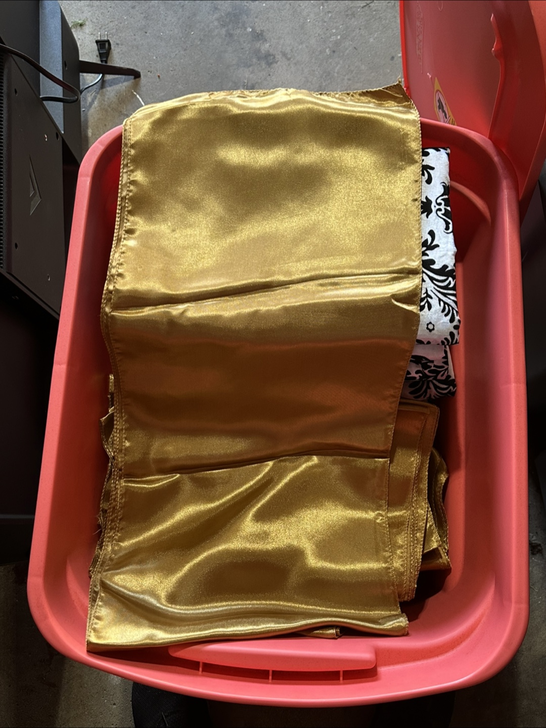 Lot of 11 Gold Satin Table Runners - photo 2