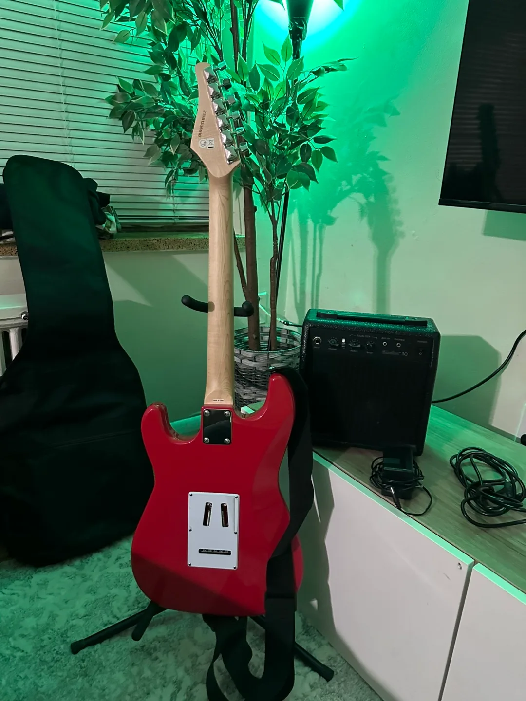 Electric Guitar kramer Package with Amplifier image indicator(3)