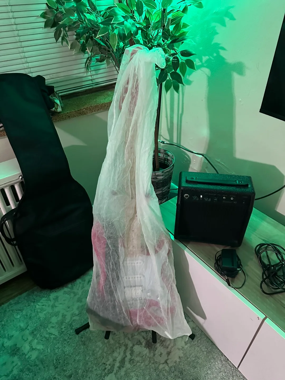 Electric Guitar kramer Package with Amplifier image indicator(5)