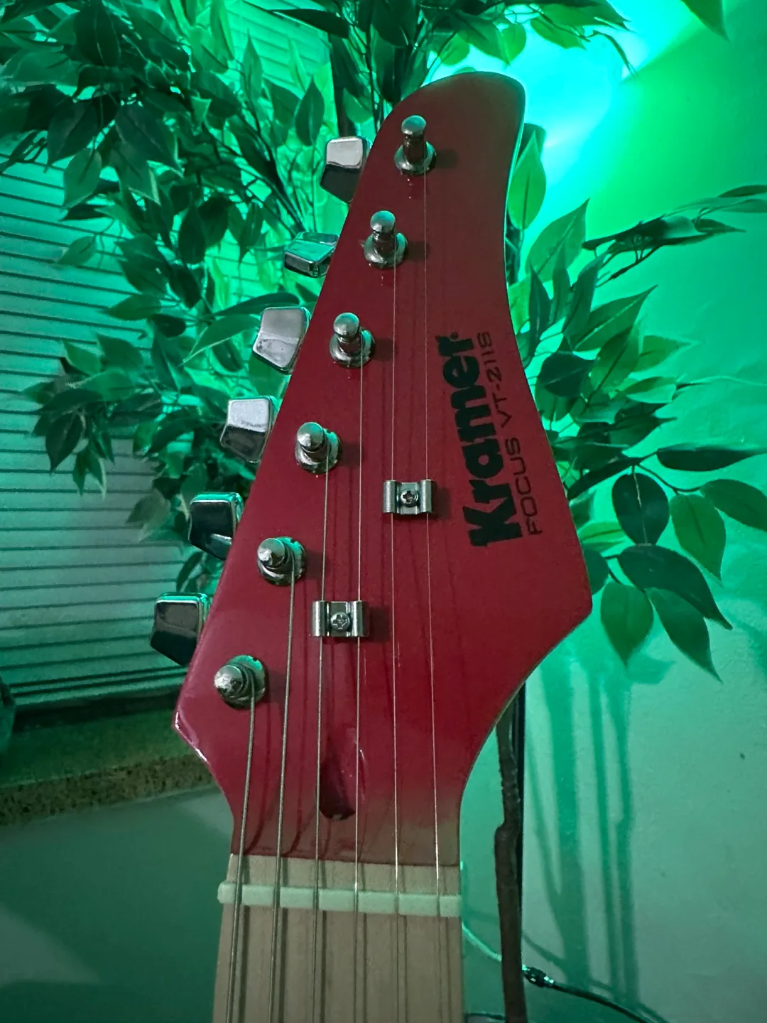 Electric Guitar kramer Package with Amplifier image indicator(9)