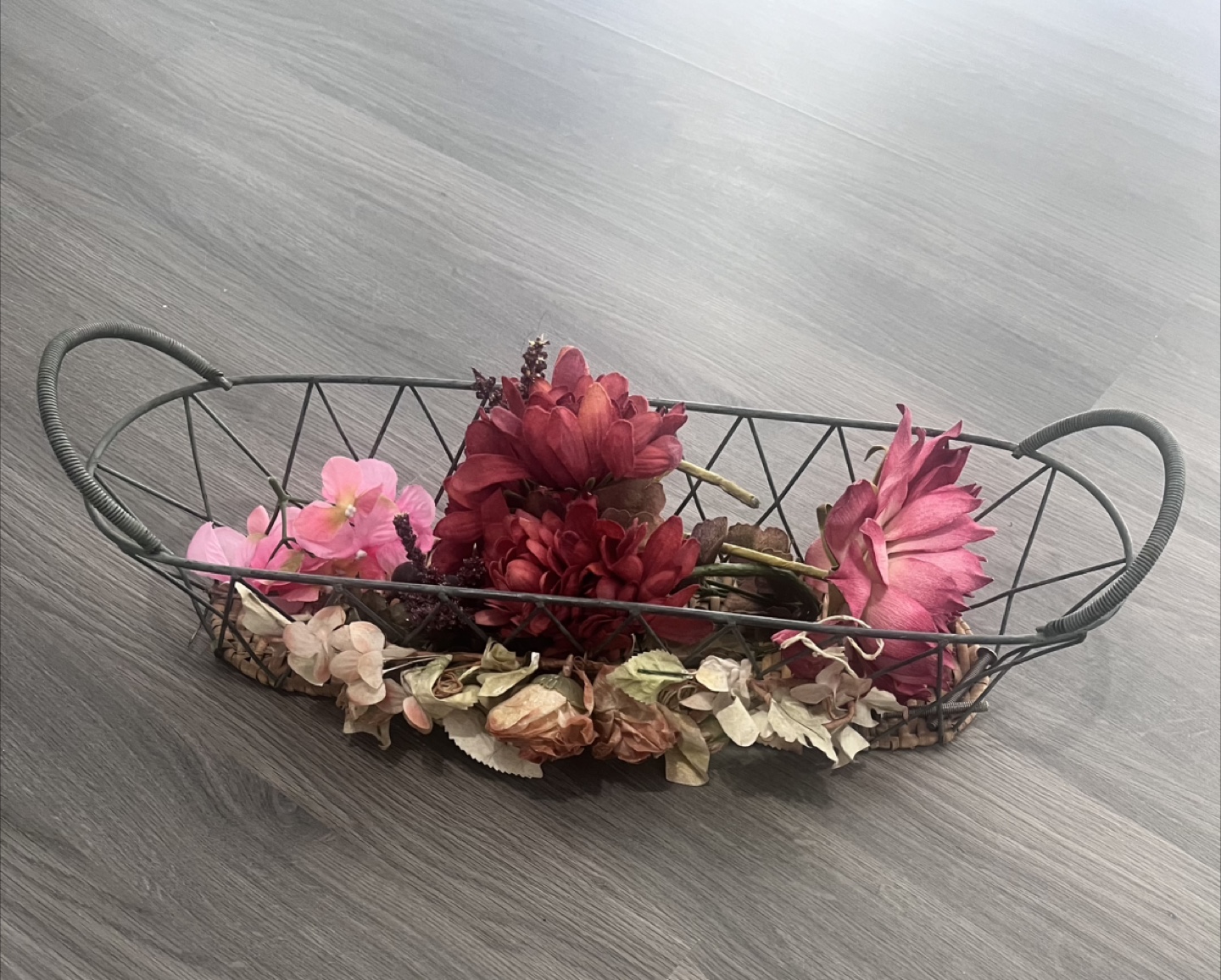 Moving sale - Wire Basket with Flowers, Planter and Figurine - photo 2