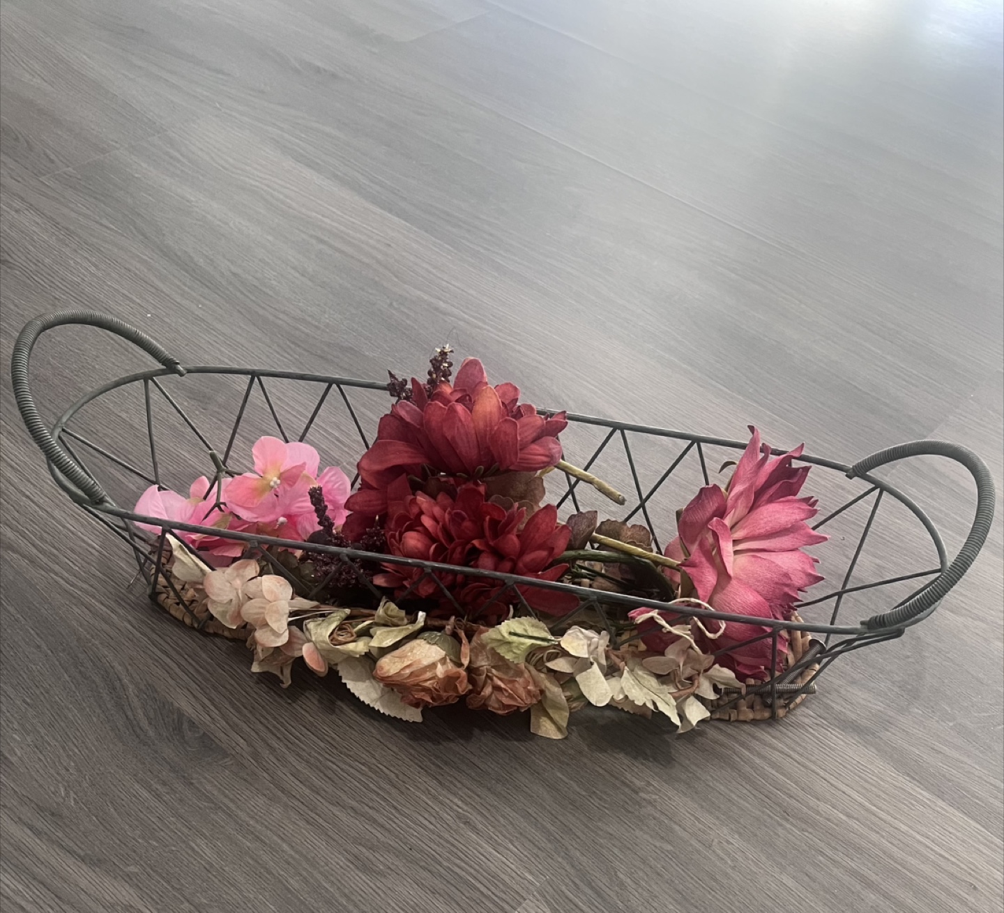 Moving sale - Wire Basket with Flowers, Planter and Figurine - photo 3