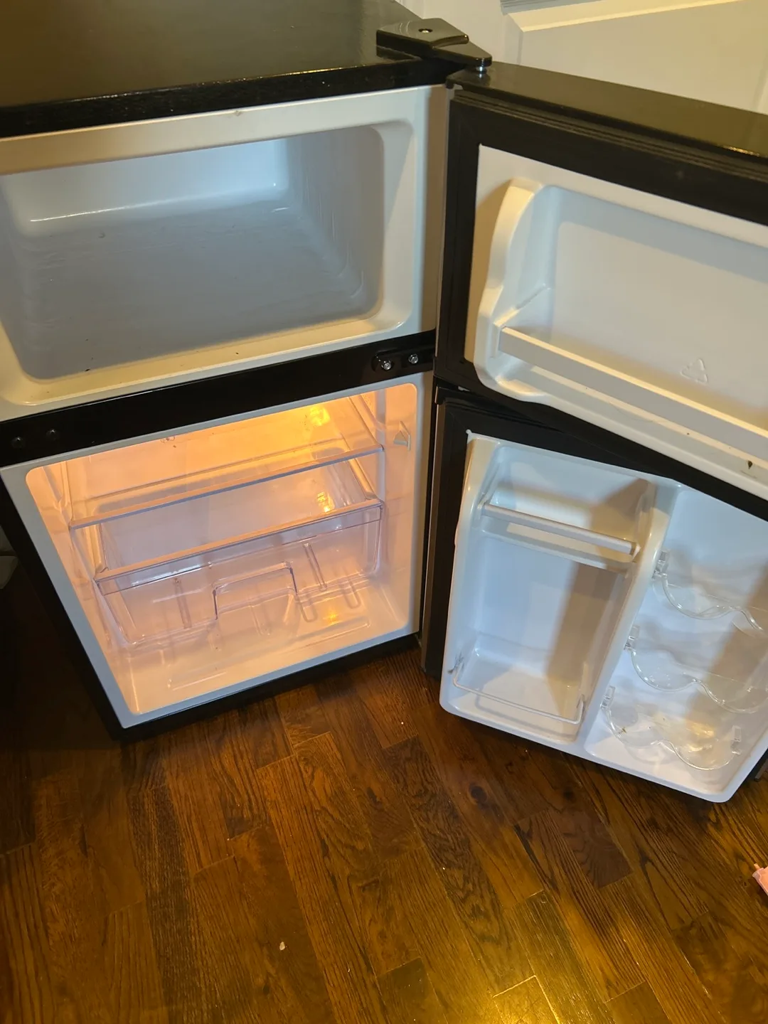 Insignia 3.2 cu. ft. Mini Refrigerator image indicator(4)