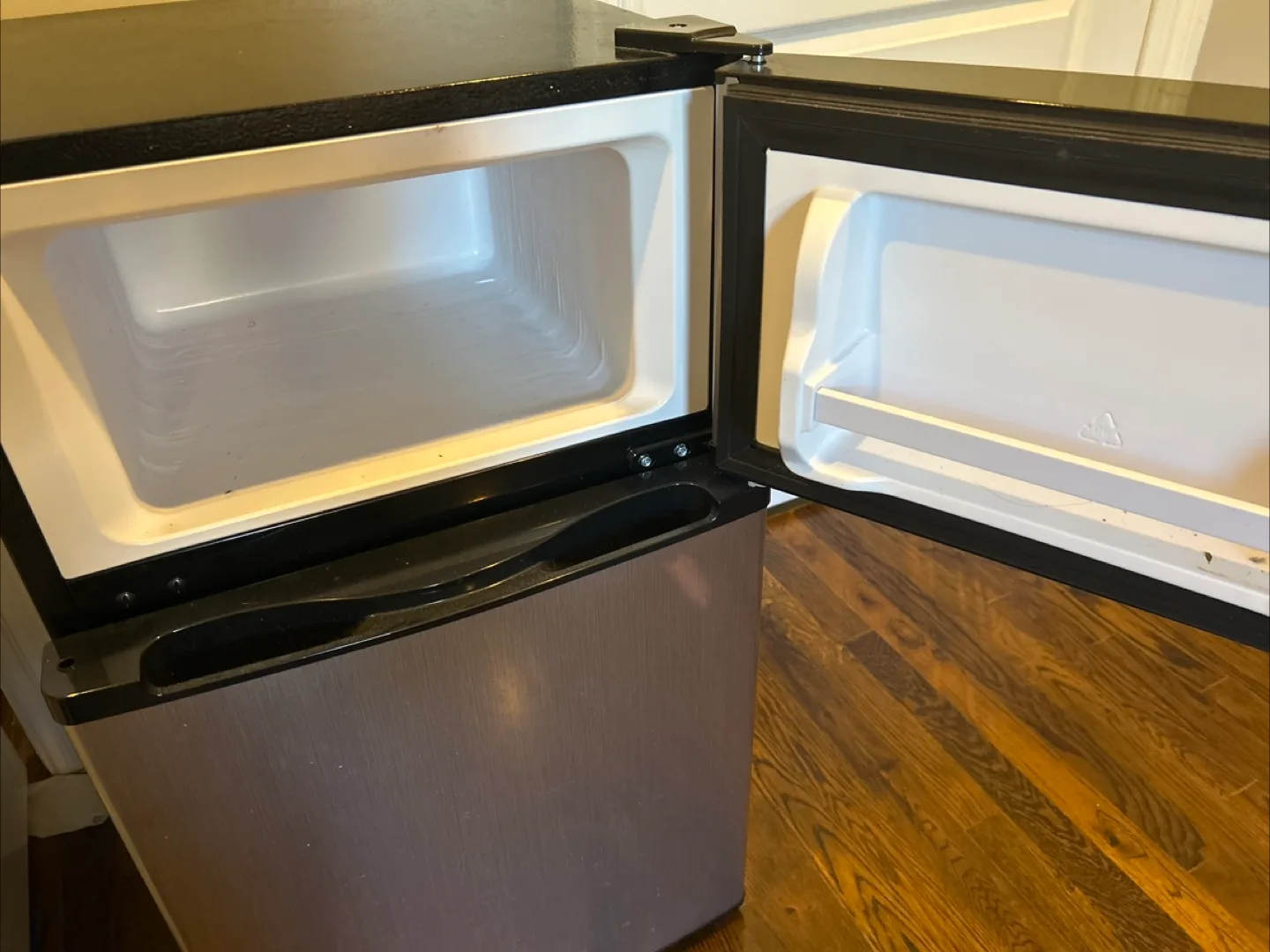 Insignia 3.2 cu. ft. Mini Refrigerator image indicator(2)