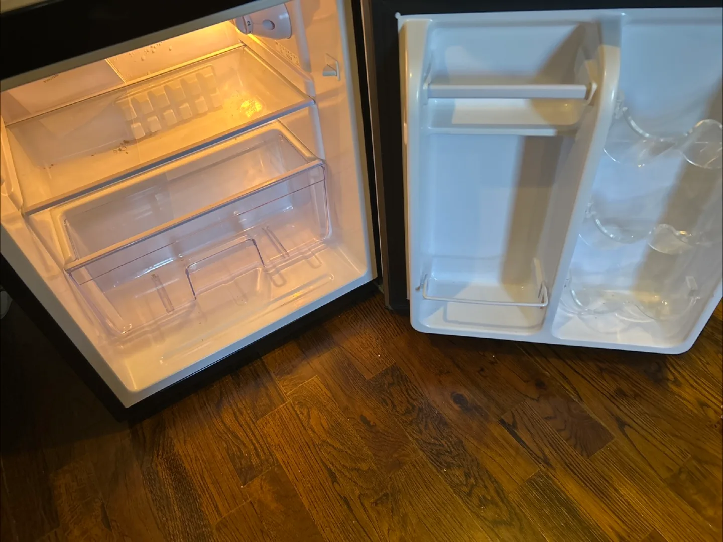 Insignia 3.2 cu. ft. Mini Refrigerator image indicator(3)