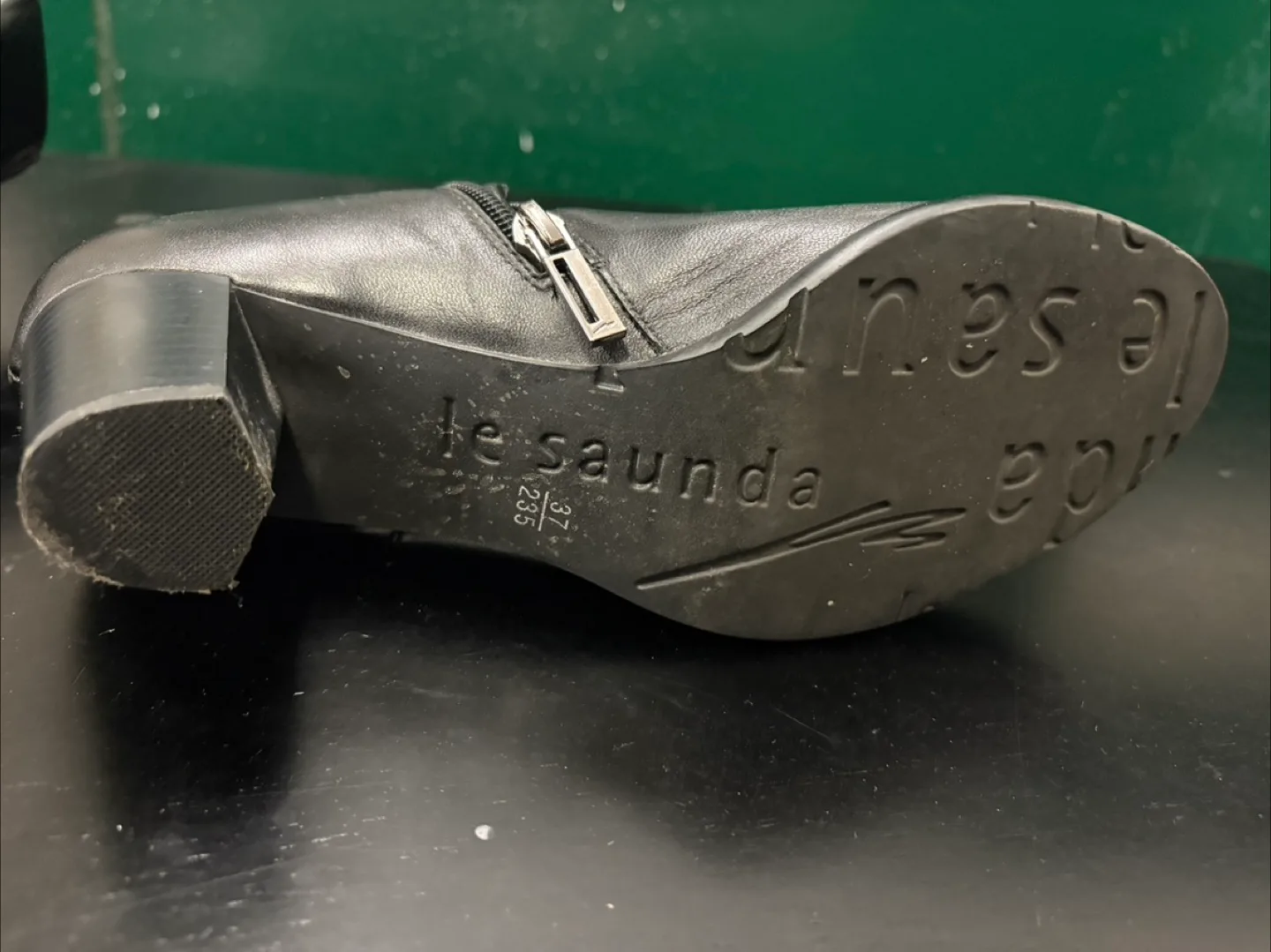 Le Saunda Black Leather Ankle Boots - Size 7.5 image indicator(3)