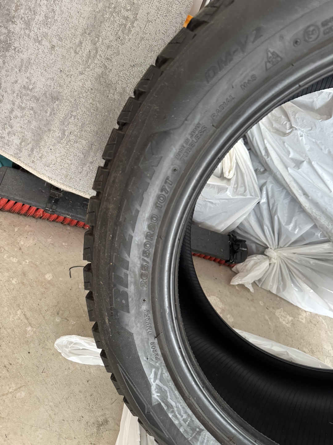 Bridgestone Blizzak DM-V2 Winter Tires - 265/50R20 107T