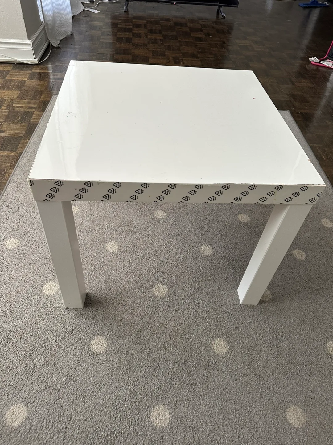 White Square Table image indicator(3)