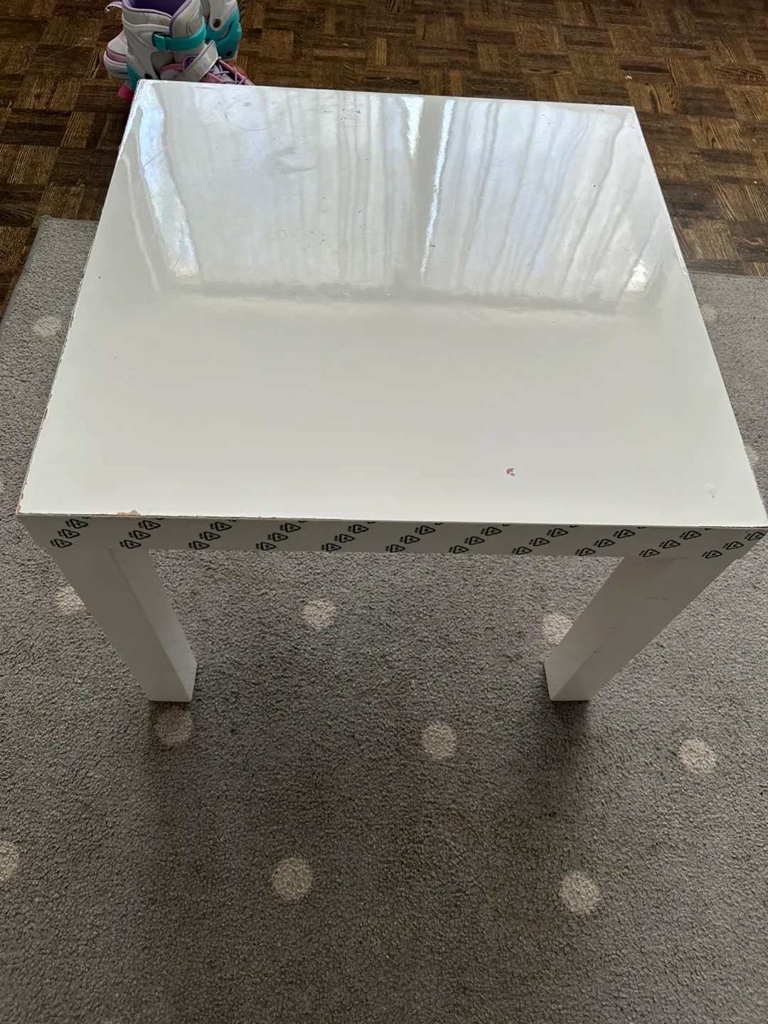 White Square Table image indicator(5)