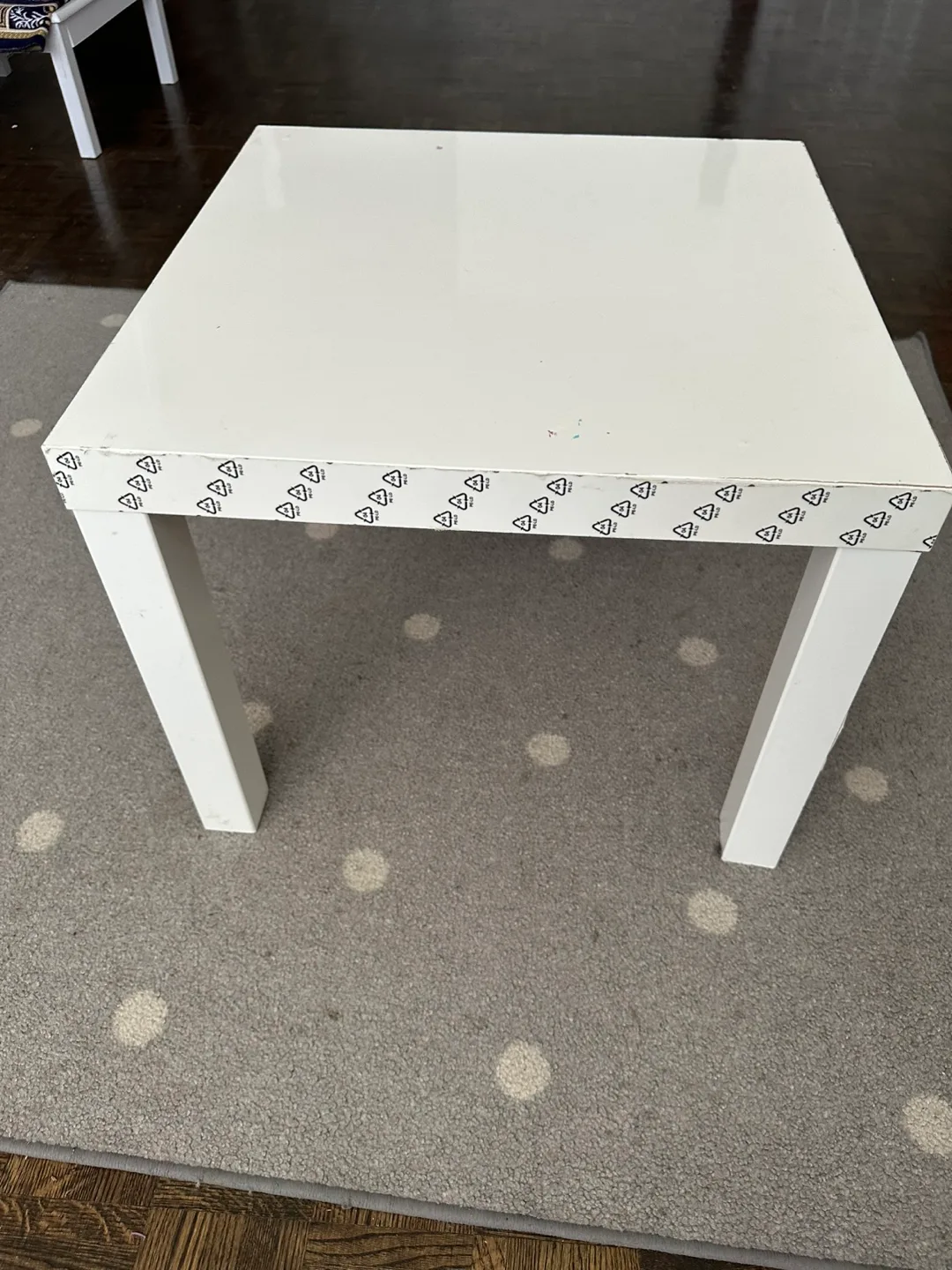 White Square Table image indicator(2)