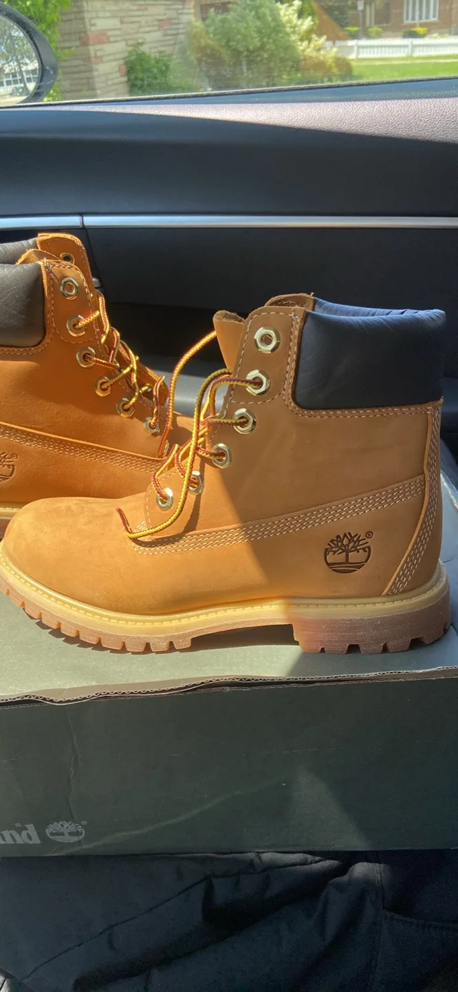 Timberland Women’s boots size 6 image indicator(2)