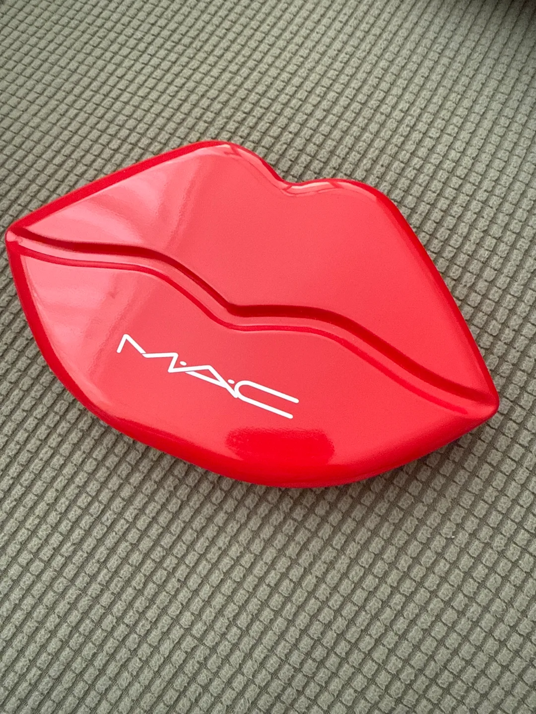MAC Cosmetics Red Lip Shaped Tin thumbnail