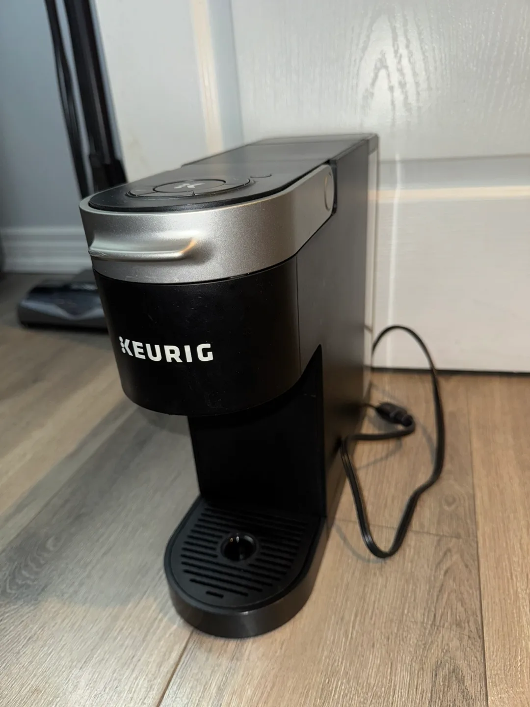 Keurig K-Mini Coffee Maker - Black & Silver image indicator(4)