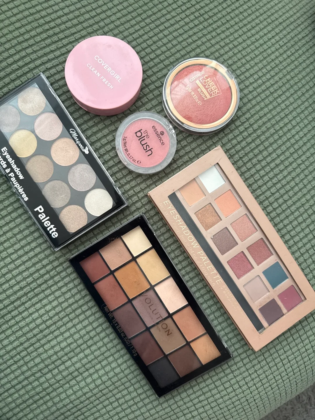 Makeup Bundle: Eyeshadow Palettes & Blushes thumbnail