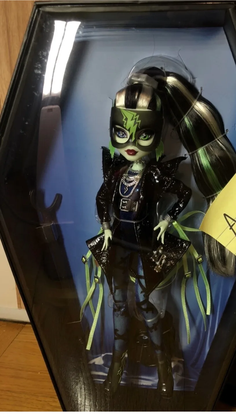 Monster High Frankie Stein Haute Couture Runway Collector’s Doll image indicator(3)