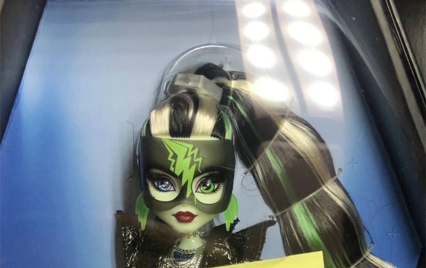 Monster High Frankie Stein Haute Couture Runway Collector’s Doll image indicator(2)