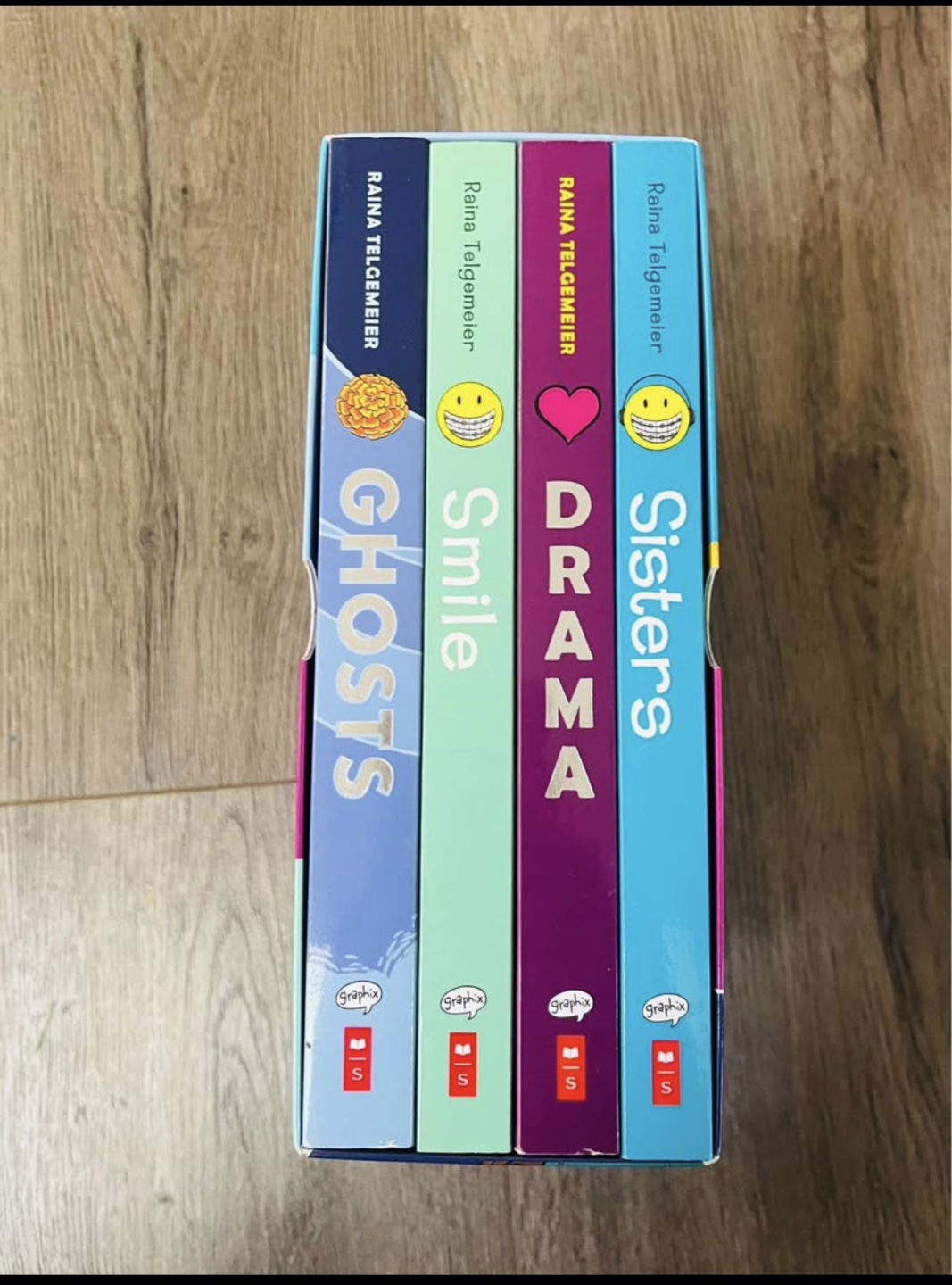 Raina Telgemeier Books Set EUC - photo 2